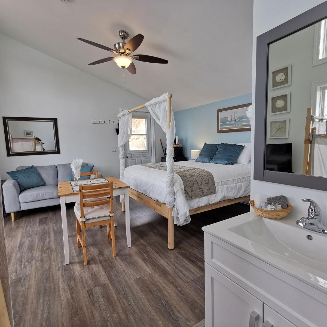 Knotty Pine Ocean Front Suite - Adults Only Ingonish Phòng bức ảnh